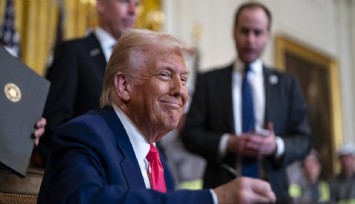 Trump: 'İran Donanması’na ait 9 gemiyi batırdık'