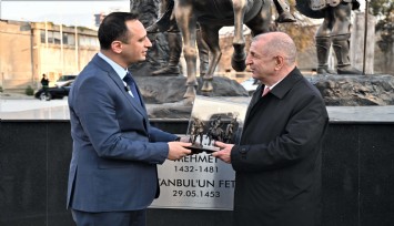 Ümit Özdağ Abide-i Hürriyet Meydanı’na övgü: Böyle bir yeri görmekten büyük mutluluk duydum.