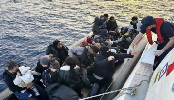 Çeşme açıklarında lastik botta 39 düzensiz göçmen yakalandı