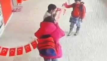 Erzurum’dan yürekleri ısıtan görüntüler: Minikler yere düşen bayrağı asmak için seferber oldular