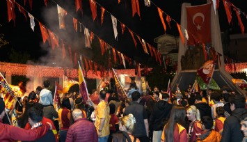 Galatasaray taraftarı şampiyonluğu sokaklarda kutladı