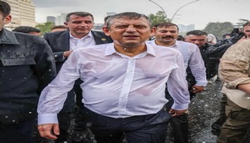 Özgür Özel’in TBMM’ye yürüdüğü anlar bu kare ile tarihe geçti