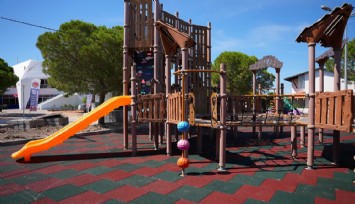 Çeşme'de parklar ve spor alanları baştan sona yenileniyor