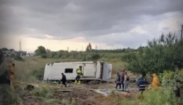 Isparta’da feci kaza: Tur minibüsü kaza yaptı
