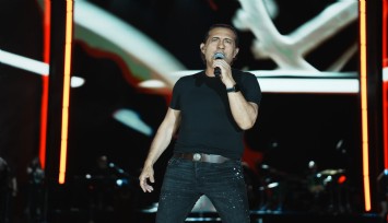 Kıraç şarkılarını binlerce Manisalı ile seslendirdi