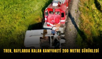 Tren, raylarda kalan kamyoneti 200 metre sürükledi