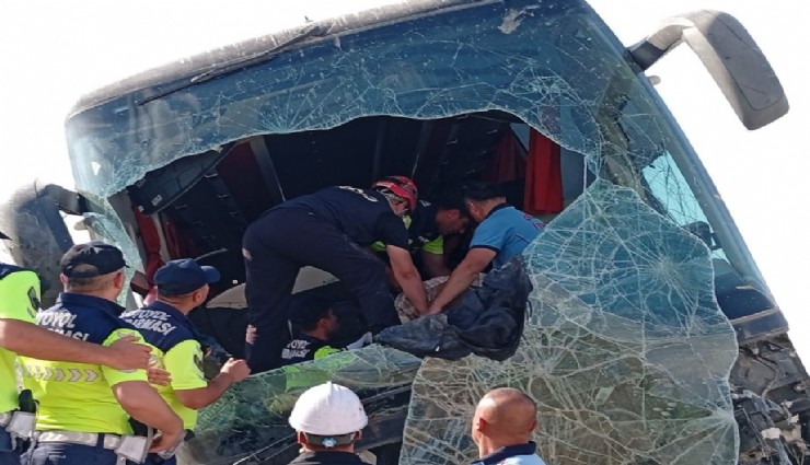 Aksaray’da yolcu otobüsü şarampole devrildi