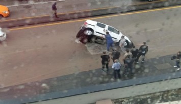 Ankara'da sağanak sonrası çöken yola araç böyle düştü