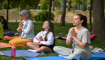 Bornova'da kadınlar yoga ve meditasyon etkinliğinde buluştu