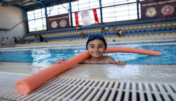 Buca'da minik yüzücüler yetişiyor