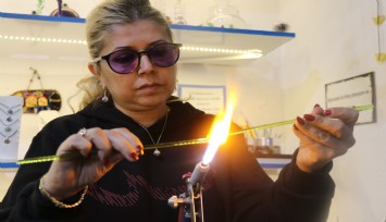 Buldan'da bin 200 derecelik ateşte camı sanata dönüştürüyor