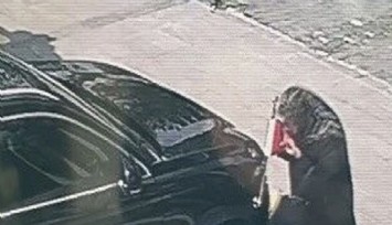 Kars’ta yaşlı kadın makam aracındaki Türk bayrağını öptü