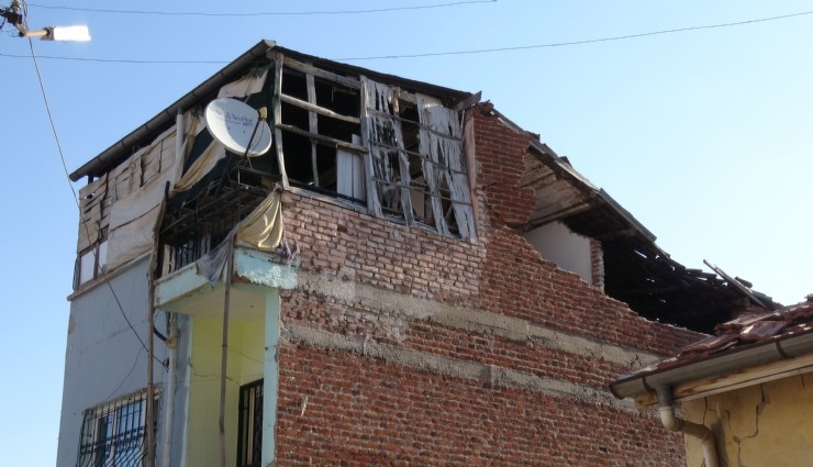 Malatya'da 5 büyüklüğünde deprem paniği: Evin duvarı çöktü