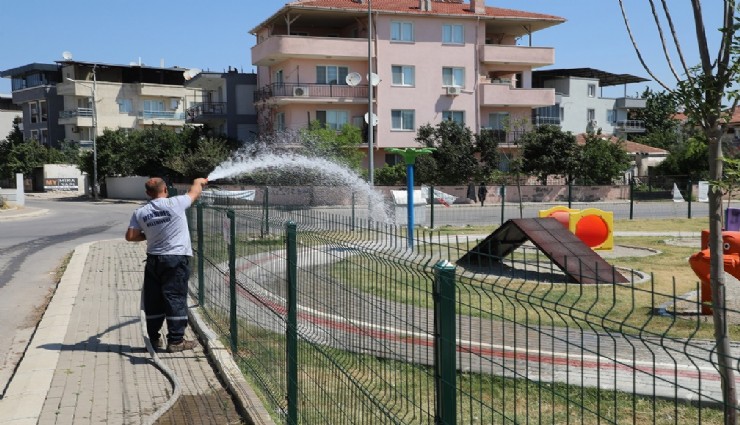 Menderes'te parklar düzenli bakımdan geçiriliyor