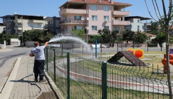 Menderes'te parklar düzenli bakımdan geçiriliyor