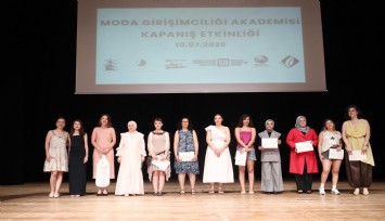 Moda Girişimciliği Akademisi’nde mezuniyet heyecanı: 11 kadın tasarımlarını podyuma taşıdı