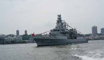 Türk donanmasından Atlantik'in ötesinde güç gösterisi: TCG Oruçreis New York'ta