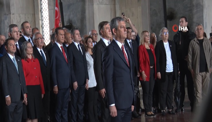 Yeni Parti'nin ilk durağı Anıtkabir oldu